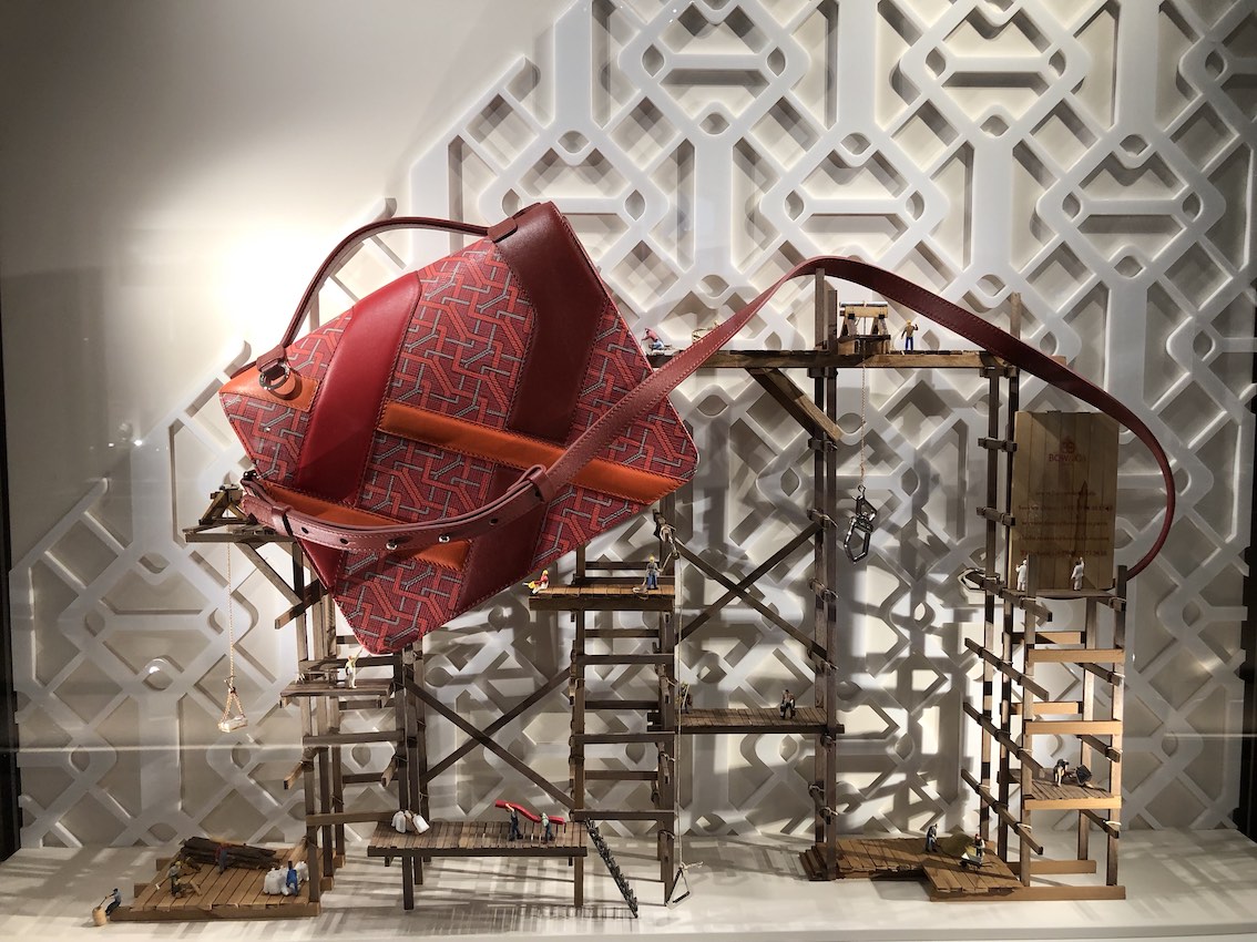 Visual of the showcase of the house BOW&Co present at the hotel LUTETIA. You can see the "AVANT GOUT" handbag, placed on a scaffolding made in a model by the BOW&Co creative team.